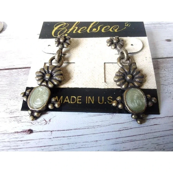 Perfect Condition! 1980s Antique Gold Tone & Green-Gray Flower Earrings - Picture 2 of 4
